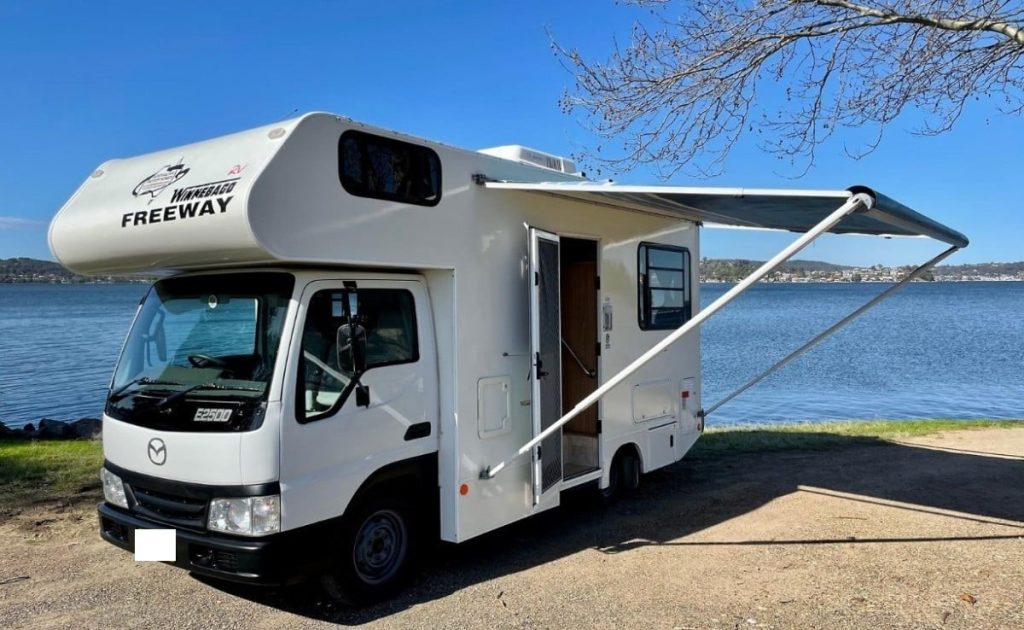 2003 Mazda E2500 Winnebago