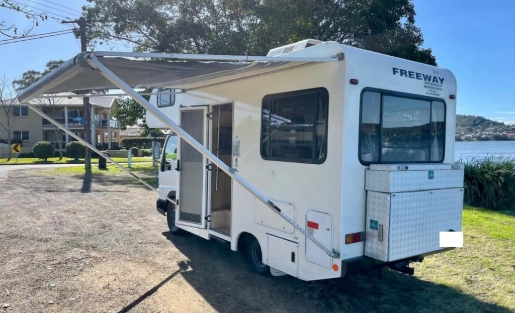 2003 Mazda E2500 Winnebago